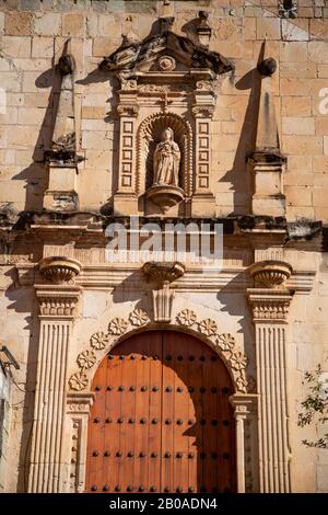 faÃ§de cantera barocca e porta in legno del tempio cattolico di Oaxaca Foto Stock