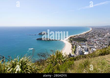 Il paesaggio urbano e le spiagge di Tauranga si ammirano dalla cima del monte Maunganui Foto Stock