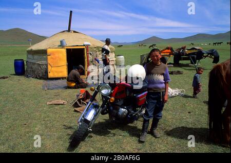 MONGOLIA, NEI PRESSI DI ULAN BATOR, PRATERIA, MOTO DAVANTI A GER (YURT) Foto Stock