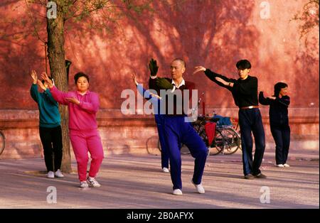 CINA, PECHINO, PERSONE CHE FANNO TAI CHI AL MURO DELLA CITTÀ PROIBITA Foto Stock