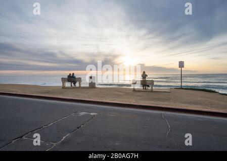 Vista sulla costa e sulla strada dall'alto di Windansea Beach prima del tramonto in inverno. La Jolla, California, Stati Uniti. Foto Stock