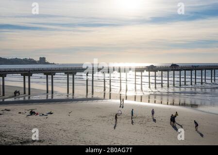 Vista del molo Scripps e della spiaggia di la Jolla Shores nel pomeriggio invernale. La Jolla, California, Stati Uniti. Foto Stock