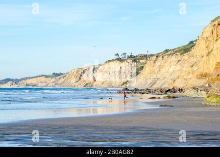 Vista sulla costa dall'estremità settentrionale della spiaggia di la Jolla Shores. La Jolla, California, Stati Uniti. Foto Stock