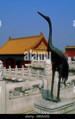 CINA, PECHINO, CITTÀ PROIBITA, GRU DI BRONZO Foto Stock