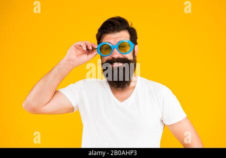 Vacanze estive. Concetto di protezione ai raggi ultravioletti. Modello di occhiali da uomo. Bel ragazzo indossare occhiali da sole. Hippster bearded uomo in occhiali da sole alla moda. Visione perfetta. Salute degli occhi. Occhiali da sole alla moda. Foto Stock