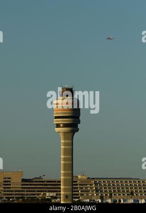 Un aereo Southwest Airlines prende il controllo della torre dell'aeroporto internazionale di Orlando. Foto Stock