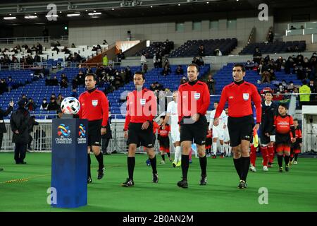 Kanagawa, Giappone. 19th Feb, 2020. Arbitri Calcio/Calcio : 2020 incontro H di gruppo della Champions League 2020 tra Yokohama FMarinos 4-0 Sydney FC allo stadio Nissan di Kanagawa, Giappone . Credito: Yohei Osada/Aflo Sport/Alamy Live News Foto Stock