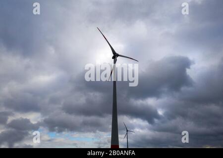 due ruote di vento di fronte a un oscuro cloudscape Foto Stock