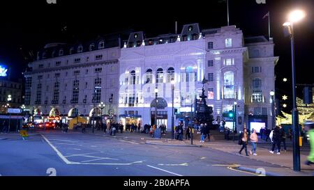 Piccadilly circus Londra a Christmastime - LONDRA, INGHILTERRA - 11 DICEMBRE 2019 Foto Stock