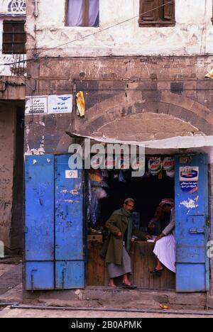 YEMEN, SANA'A, CITTÀ VECCHIA, SOUK (MERCATO), NEGOZIO LOCALE Foto Stock