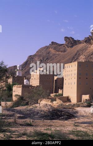 YEMEN, VICINO HABBAN, VILLAGGIO CON CASE DI MATTONI DI FANGO Foto Stock