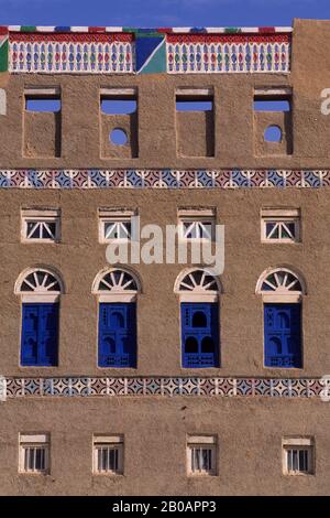 YEMEN, VICINO HABBAN, VILLAGGIO, CASA DI MATTONI DI FANGO, WINDOWS Foto Stock
