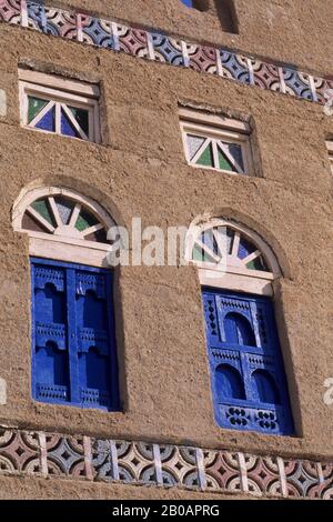 YEMEN, VICINO HABBAN, VILLAGGIO, CASA DI MATTONI DI FANGO, WINDOWS Foto Stock