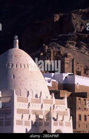 YEMEN, WADI HADRAMAWT, VICINO A SAY'UN, TOMBA CON VILLAGGIO SULLO SFONDO Foto Stock