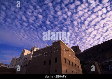 YEMEN, WADI HADRAMAWT, VICINO A SAY'UN, PICCOLO VILLAGGIO CON EDIFICI IN MATTONI DI FANGO Foto Stock