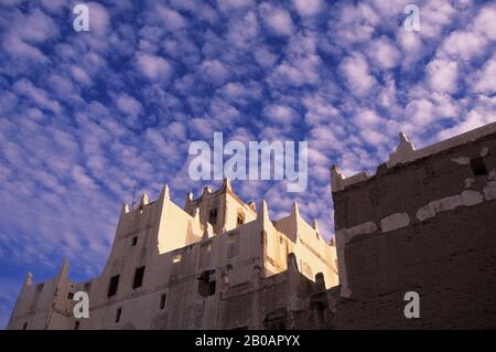 YEMEN, WADI HADRAMAWT, VICINO A SAY'UN, PICCOLO VILLAGGIO CON EDIFICI IN MATTONI DI FANGO Foto Stock