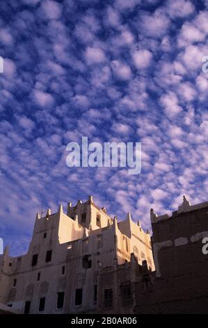 YEMEN, WADI HADRAMAWT, VICINO A SAY'UN, PICCOLO VILLAGGIO CON EDIFICI IN MATTONI DI FANGO Foto Stock