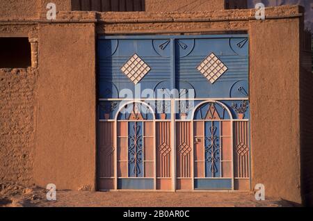 YEMEN, WADI HADRAMAWT, VICINO A SAY'UN, PICCOLO VILLAGGIO, PORTA DI CASA Foto Stock