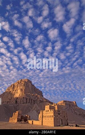 YEMEN, WADI HADRAMAWT, VICINO A SAY'UN, VECCHIO PALAZZO COSTRUITO IN MATTONI DI FANGO Foto Stock
