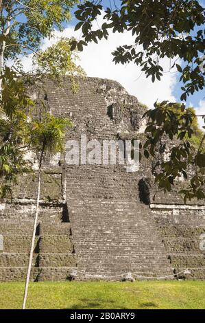 Guatemala, Parco Nazionale di Tikal, Mundo Perdido, Piramide del mondo perduto, 700 a.C., la più antica di Tikal, architettura talud-tablero, patrimonio dell'umanità dell'UNESCO Foto Stock