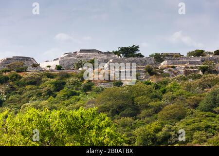 Piramidi del sito archeologico di Xochicalco, Morelos, Messico, America centrale Foto Stock