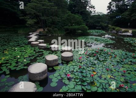 GIAPPONE, KYOTO, SANTUARIO HEIAN (SHINTO SHRINE), GIARDINO, STAGNO, PASSERELLA Foto Stock