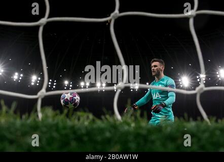 Londra, Regno Unito. 19th Feb, 2020. Hugo Lloris di Tottenham Hotspur si sporta dopo il primo gol della RB Leipzig durante il round di UEFA Champions League di 16 1st di LEG match tra Tottenham Hotspur e la RB Leipzig al Tottenham Hotspur Stadium di Londra, in Gran Bretagna, il 19 febbraio 2020. Credit: Han Yan/Xinhua/Alamy Live News Foto Stock