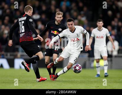 Londra, Regno Unito. 19th Feb, 2020. Tottenham Hotspur's Dele Alli (2nd R) vies for the ball durante il round di 16 1st di UEFA Champions League tra Tottenham Hotspur e RB Leipzig al Tottenham Hotspur Stadium di Londra, in Gran Bretagna, il 19 febbraio 2020. Credit: Han Yan/Xinhua/Alamy Live News Foto Stock