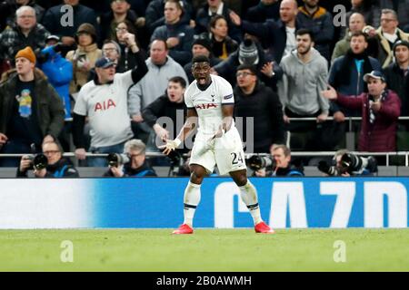 Londra, Regno Unito. 19th Feb, 2020. Tottenham Hotspur's Serge Aurier reagisce durante il round della UEFA Champions League di 16 1st di tappa tra Tottenham Hotspur e la RB Leipzig al Tottenham Hotspur Stadium di Londra, in Gran Bretagna, il 19 febbraio 2020. Credit: Han Yan/Xinhua/Alamy Live News Foto Stock