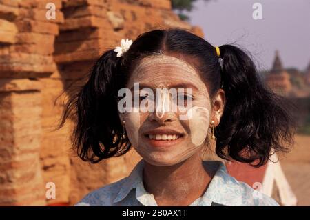 MYANMAR (BIRMANIA), PAGANO, BIRMANO ADOLESCENTE INDOSSARE TRADIZIONALE PASTA COSMETICA PER CANDEGGIARE LA PELLE Foto Stock