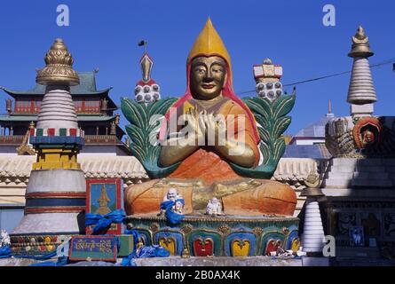 MONGOLIA, ULAANBAATAR, GANDAN HILL MONASTERO, BUDDISMO TIBETANO, STATUA DEL BUDDHA COLORATO Foto Stock