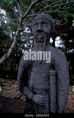 VIETNAM, HUE, TOMBA DEL RE TU DUC, STATUA DEL GUARDIANO Foto Stock