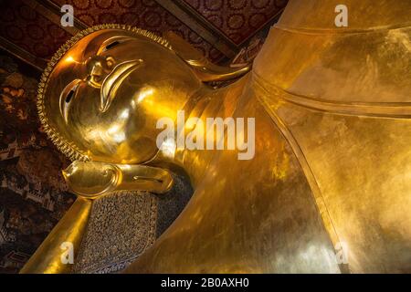 Bangkok, Thailandia 25/02/2020: Il Buddha sdraiato nel tempio di Wat po il Famoso tempio in Thailandia Foto Stock