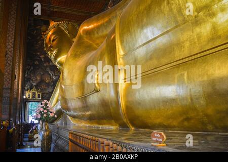 Bangkok, Thailandia 25/02/2020: Il Buddha sdraiato nel tempio di Wat po il Famoso tempio in Thailandia Foto Stock