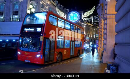 Piccadilly circus Londra a Christmastime - LONDRA, INGHILTERRA - 11 DICEMBRE 2019 Foto Stock