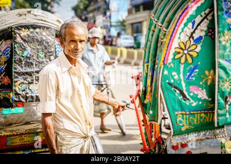 Chittagong, Bangladesh, 22 dicembre 2017: Ritratto di un autista di risciò su una strada di Chittagong, Bangladesh Foto Stock