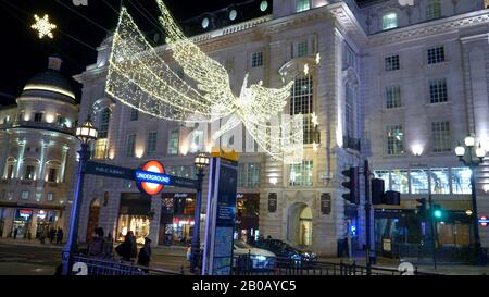 Piccadilly circus Londra a Christmastime - LONDRA, INGHILTERRA - 11 DICEMBRE 2019 Foto Stock
