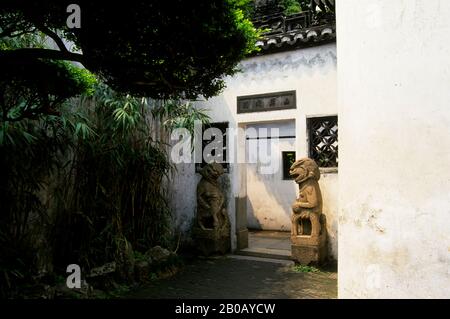 CINA, SHANGHAI, GIARDINO YU YUAN (GIARDINO DI GIOIA), DINASTIA MING, 1559, PORTA D'INGRESSO Foto Stock