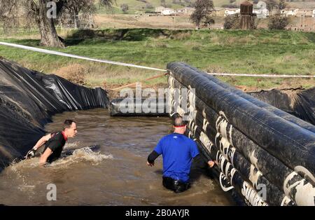 Diablo Grande, California, U.S.A., 19th Feb, 2020. La gara di San Jose Super e Sprint Spartan ha preso il controllo di una sezione delle colline Diablo Grande in . Diablo Grande, California, 15th e 16th 2020. L'evento ha incluso un nuovo percorso di mezza maratona quest'anno. Credit: Marty Bicek/Zuma Wire/Alamy Live News Foto Stock