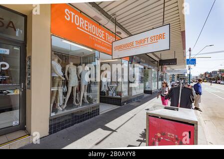 Persone che camminano oltre vestiti fuori e mannequins nella finestra di un negozio di negozi Thrift Store in Chapel Street, Prahran, Melbourne, Australia Foto Stock