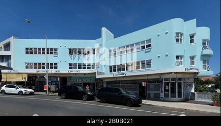 Architettura Art Deco, un blocco di appartamenti a North bondi con negozi in un design a due piani con due ali ottuse angolari, Sydney, Australia. Foto Stock