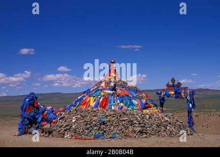 MONGOLIA CENTRALE, NEI PRESSI DI KARAKORUM, OVOO, TUMULO DI PIETRA CON BANDIERE DI PREGHIERA Foto Stock