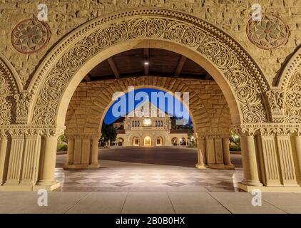 façade a nord della Stanford Memorial Church dal Memorial Court del Main Quad Foto Stock