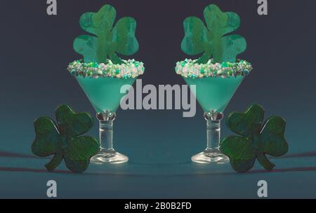 Due Verdi A Tema Irlandese, Sugar Rimmed, Confetti Cocktail Con Shamrock Di Legno Foto Stock