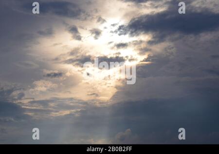 Cieli SYMPHONY I: un cielo d'argento tramonto in Atlantic City entusiasma. Foto Stock