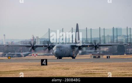 Un C-130J Super Hercules assegnato alla 36th Airlift Squadron taxi sulla pista di Yokota Air base, Giappone, 14 febbraio 2020. Sei C-130Js assegnati al 36th AS e 61st Airlift Squadron, Little Rock Air Force base, Arkansas, hanno condotto il decollo della formazione durante un esercizio di capstone che ha luogo nell'area di responsabilità del comando Indo-Pacific. Questo lavoro di combattimento agile e caporale offre un'opportunità unica di formazione, esponendo gli Airmen 19th Airlift Squadron all'area Indo-Pacom. (STATI UNITI Air Force Foto Di Yasuo Osakabe) Foto Stock