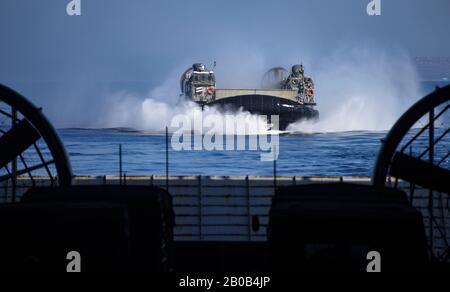 200212-N-ZZ513-1018 OCEANO PACIFICO (FEB 12, 2020) UN Landing Craft Air Cushion transita nel ponte di pozzo di Harpers Ferry-Class nave di atterraggio nave USS Pearl Harbor (LSD 52) come parte di Iron Fist 2020, 12 febbraio. Iron Fist è un esercizio annuale progettato per migliorare la capacità delle forze statunitensi e giapponesi di pianificare, comunicare e condurre operazioni anfibie combinate. (STATI UNITI Navy Photo by Mass Communication Specialist 2nd classe Natalie M. Byers) Foto Stock