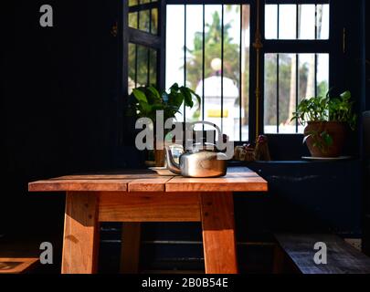 Interno di una caffetteria d'epoca nell'antica città di Luang Prabang, Laos. Foto Stock