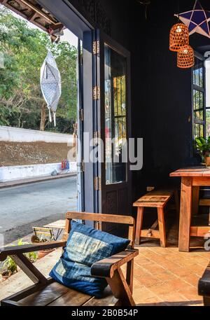 Interno di una caffetteria d'epoca nell'antica città di Luang Prabang, Laos. Foto Stock