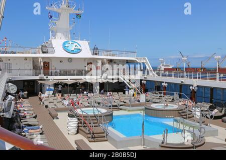 Pool Deck, Nave Da Crociera Azamara Quest, Port Elizabeth, Nelson Mandela Bay, Eastern Cape Province, Sudafrica, Africa Foto Stock